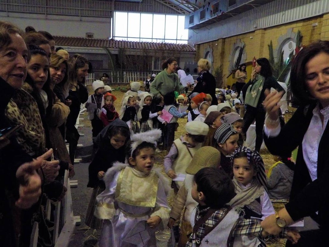 El Nacimiento ha estado acompañado por un grupo de 'angelitos' 
