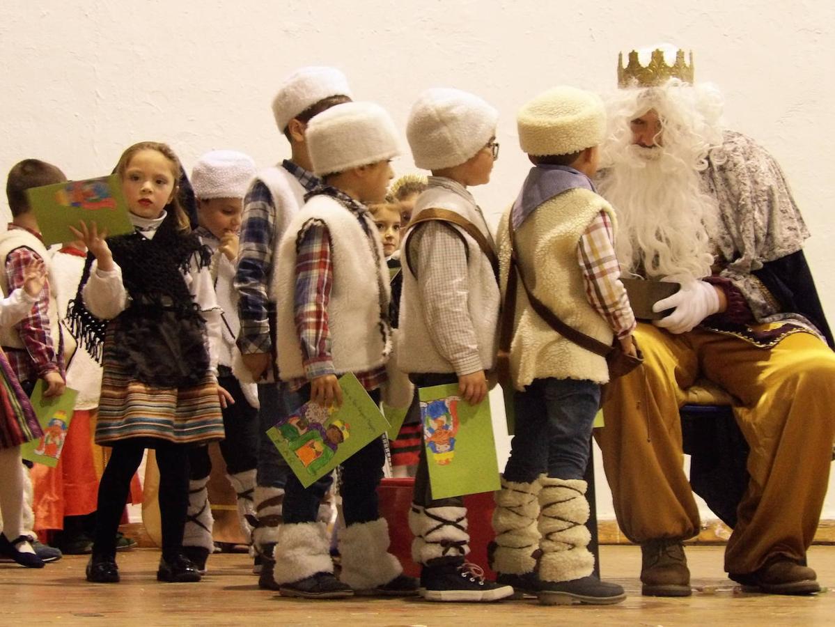 El Nacimiento ha estado acompañado por un grupo de 'angelitos' 