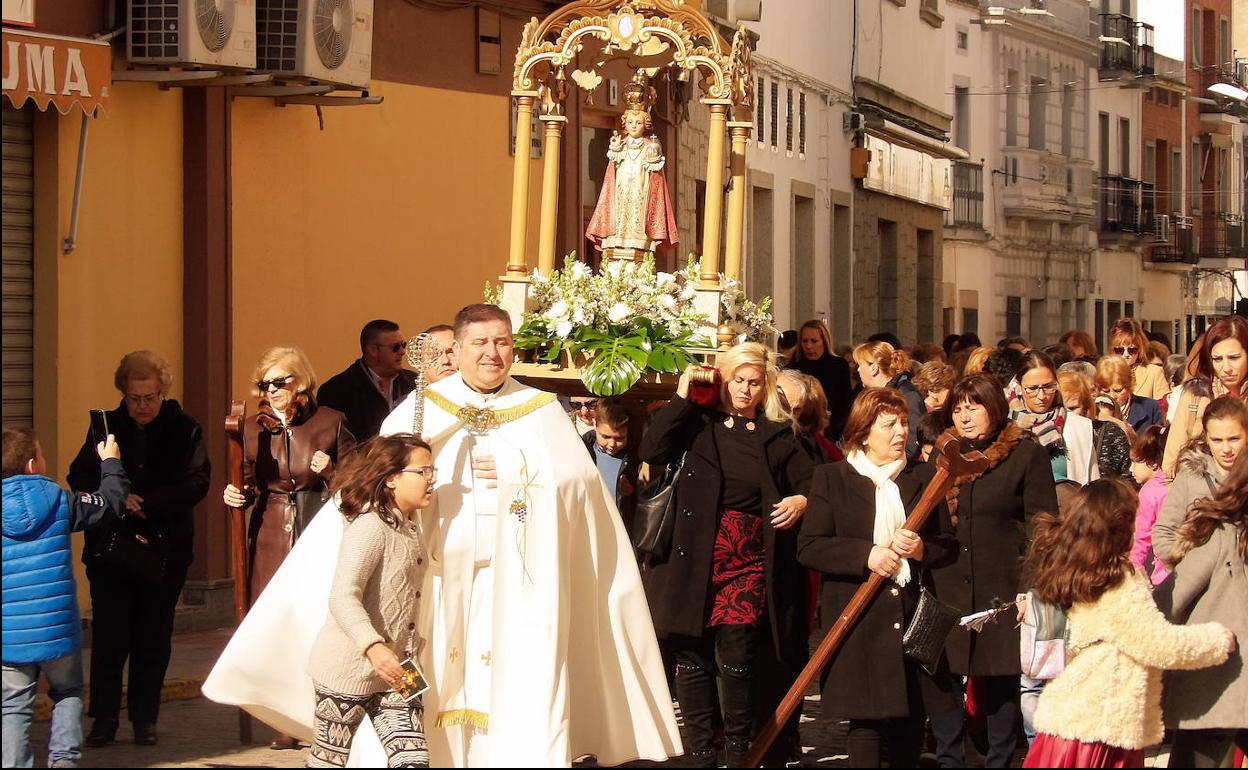 El Niño Jesús de Praga sale en procesión acompañado por más de un centenar de vecinos