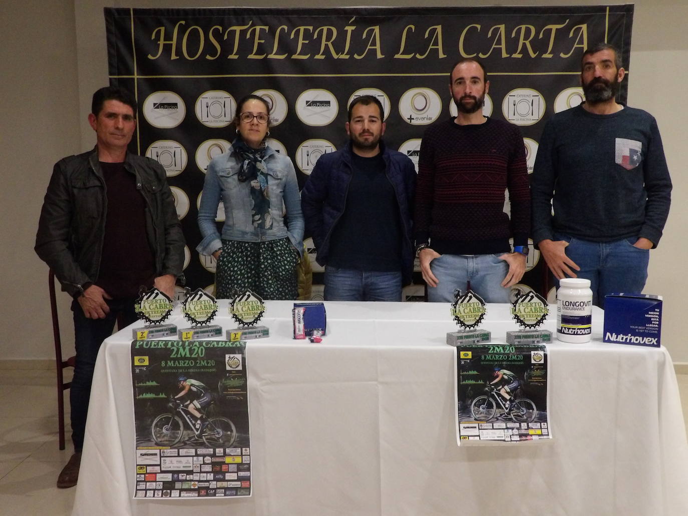 Miembros de la directiva del club ciclista 'Quintana es Natural' durante la presentación 