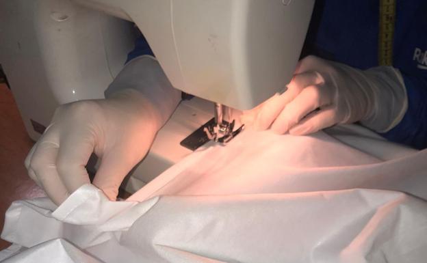 Las costureras van protegidas con guantes y mascarillas 