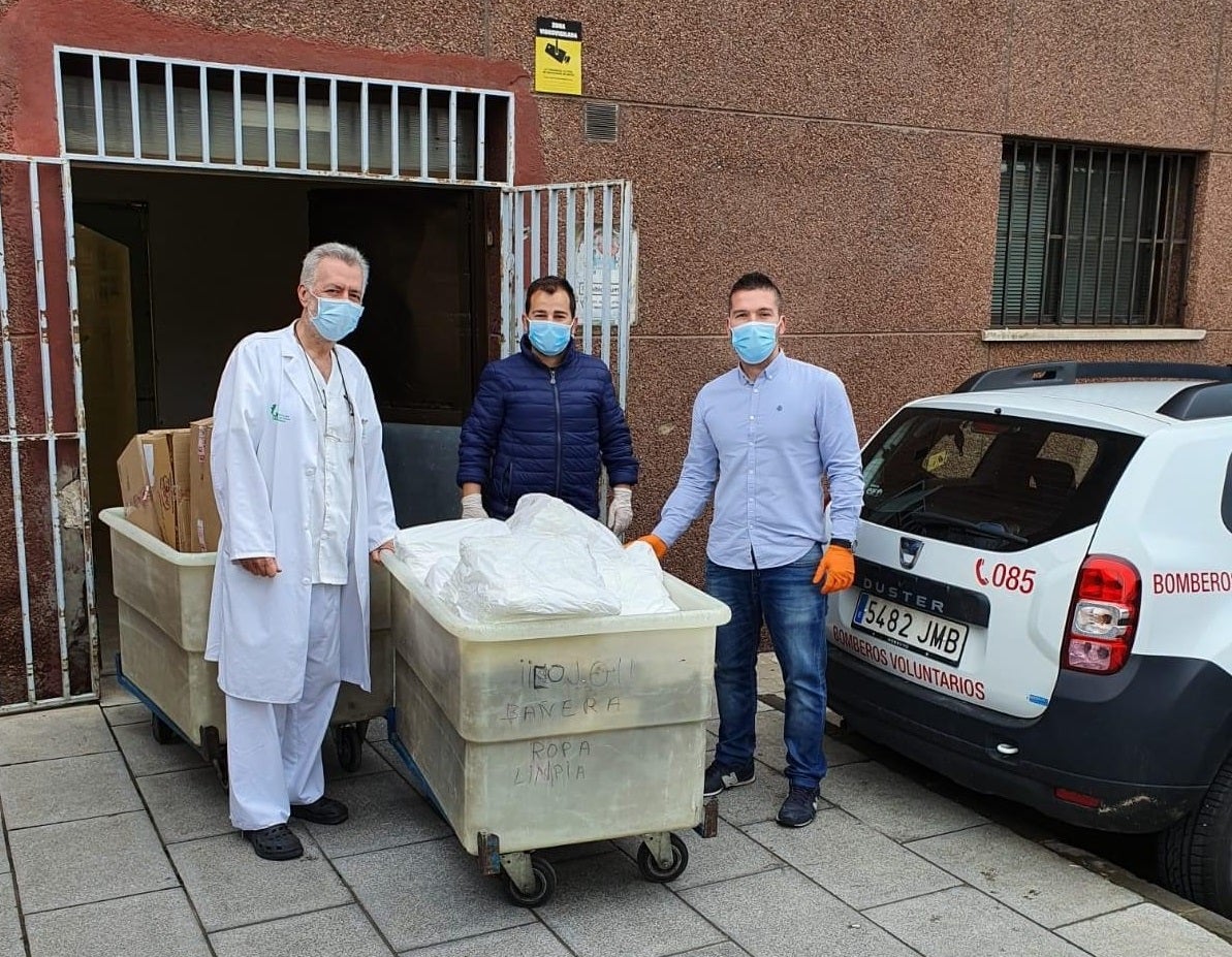 Juan Manuel Mera y Antonio Sánchez entregaron las batas en el Hospital Universitario de Badajoz