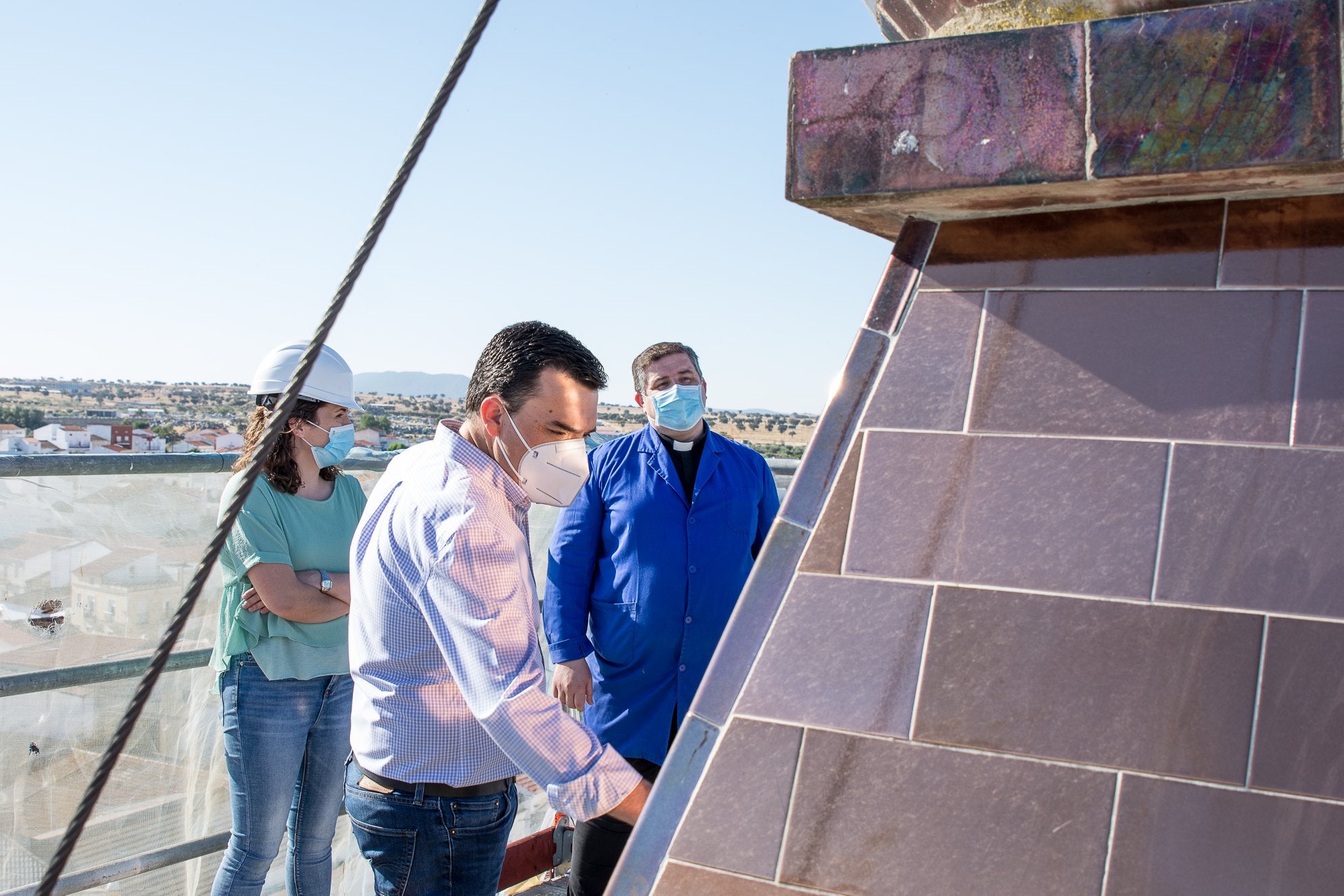 El alcalde visita la torre de la iglesia tras finalizar las obras de restauración