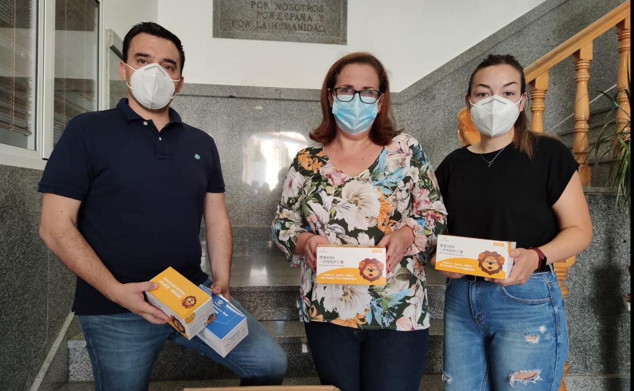 El alcade hace entrega a Actúa Quintana de las mascarillas para los niños de las familias más vulnerables 