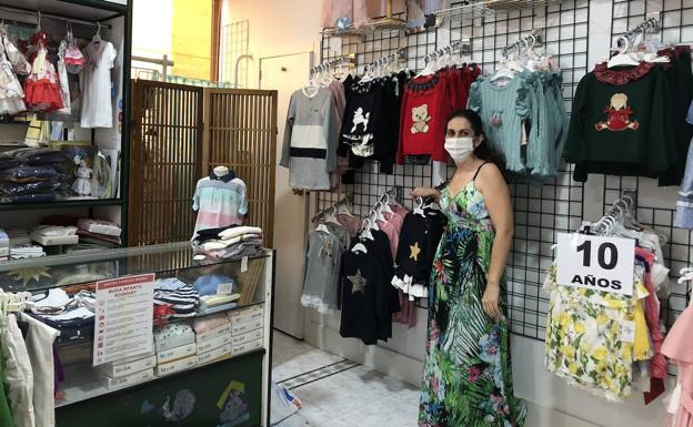 Tere Ladero en su tienda de moda infantil 