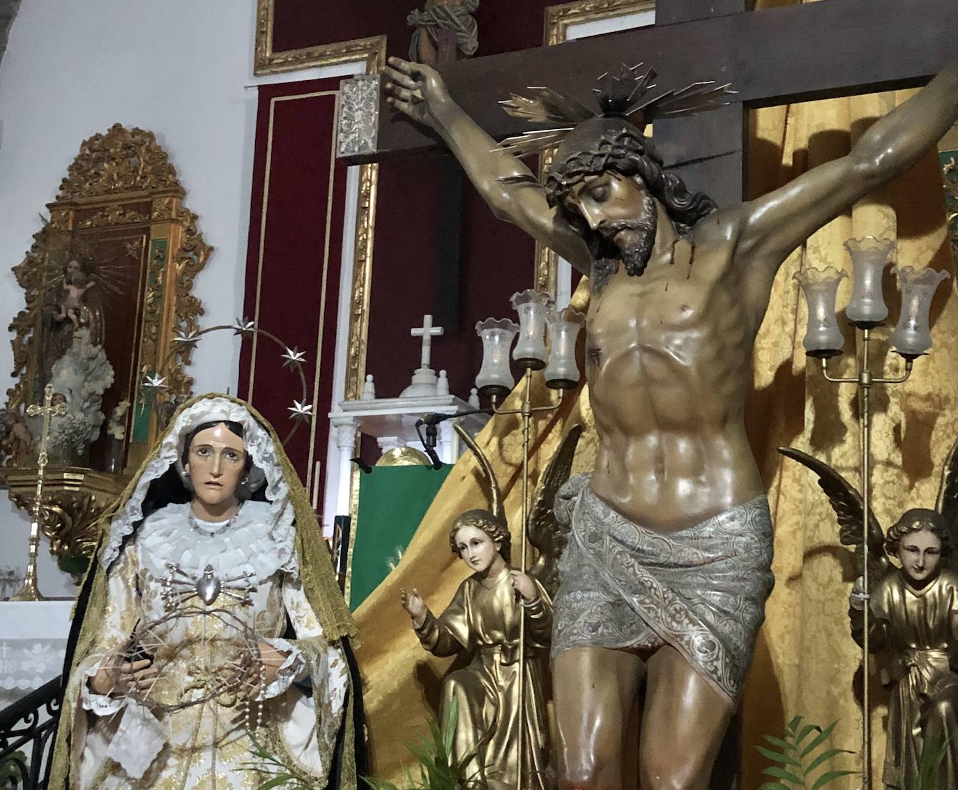 El Cristo de la Misericordia y la Virgen de los Dolores presiden el altar de la parroquia