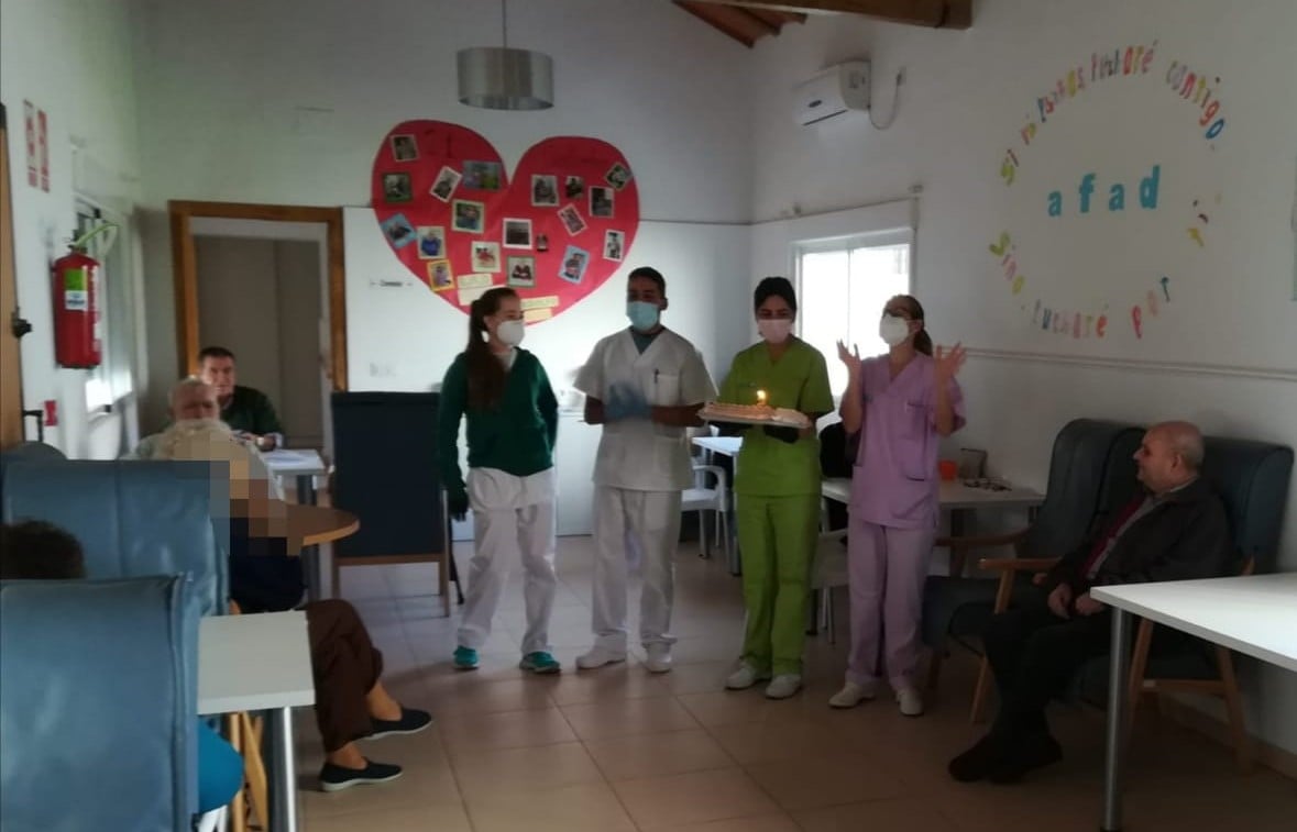 Usuarios y trabajadores celebran los cinco años del centro 