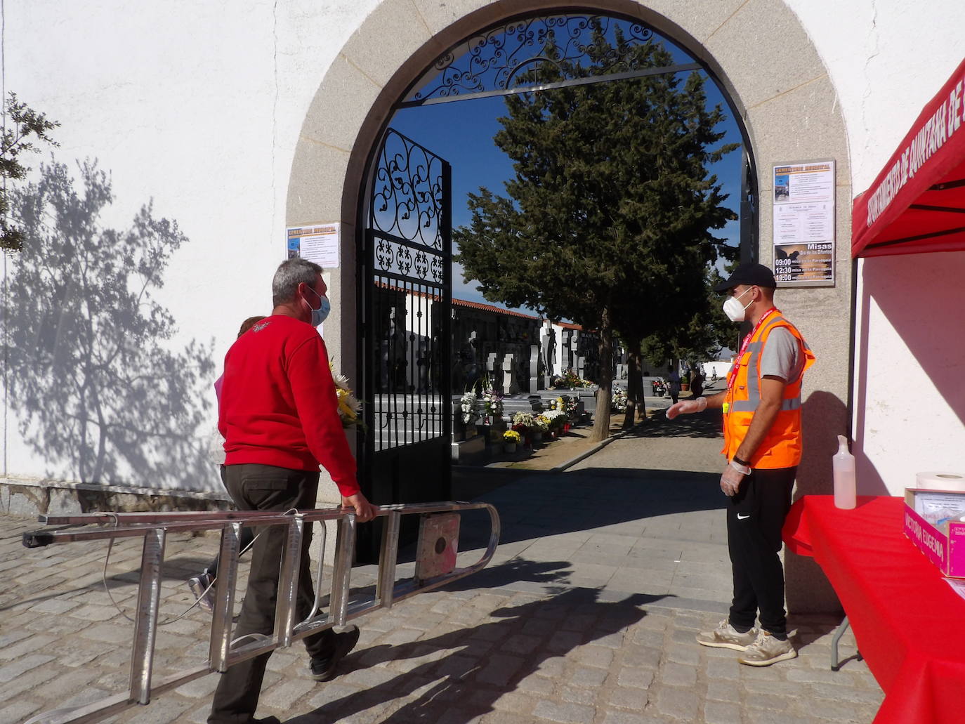 Voluntarios de Protección Civil controlan el aforo en la entrada 