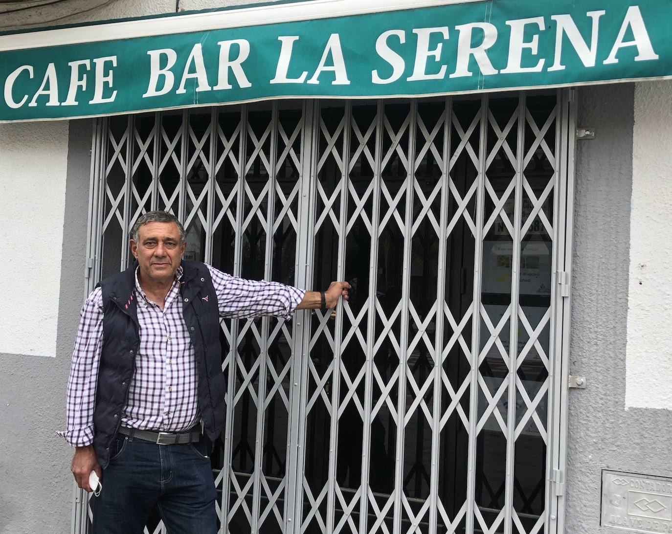 Victoriano Pozo en la puerta del bar 'La Serena', ahora cerrado 