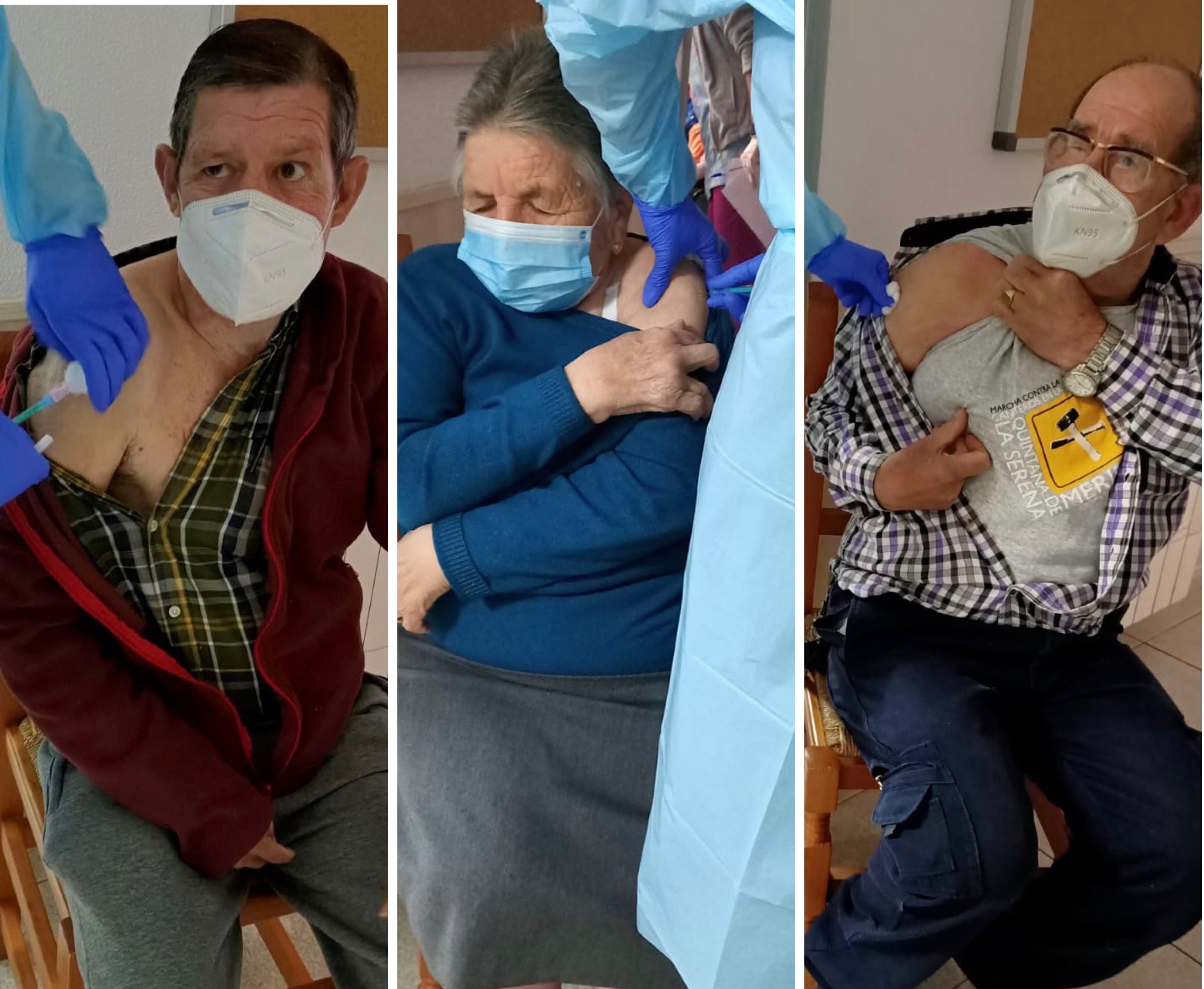 Dolores Macías ha sido la primera en vacunarse, a su izquierda, Daniel y a su derecha, Eugenio. 