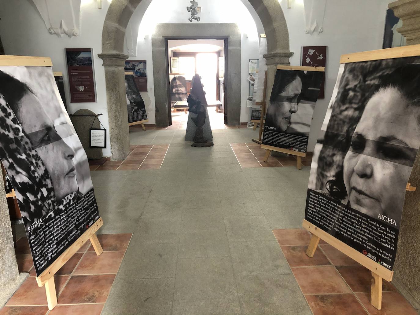 Las quintanenses Fátima y Aicha narran sus testimonios de migración en la muestra 'Collage La Serena'
