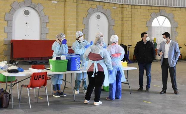 El alcalde acompaña al gerente del Área durante su visita 