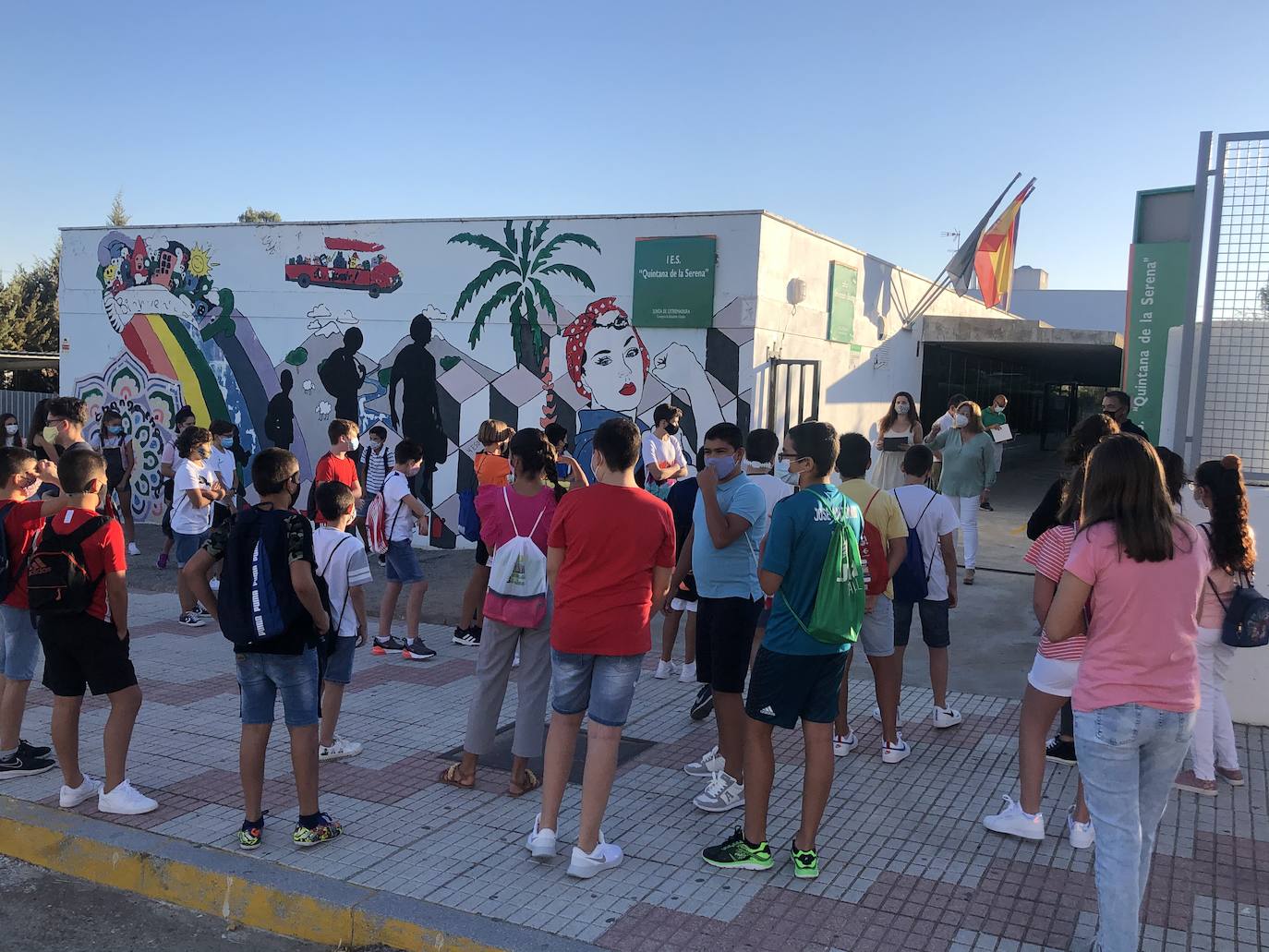 Alumnos en la puerta del instituto en el inicio de este curso 
