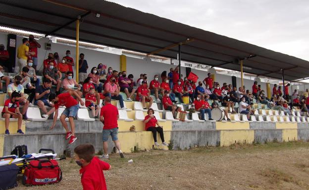 La afición rojilla llenó las gradas del municipal de Sierra de Fuentes 