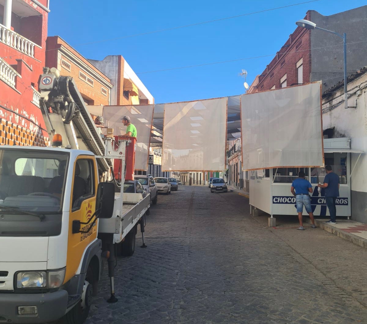 Los operarios colocan los toldos 