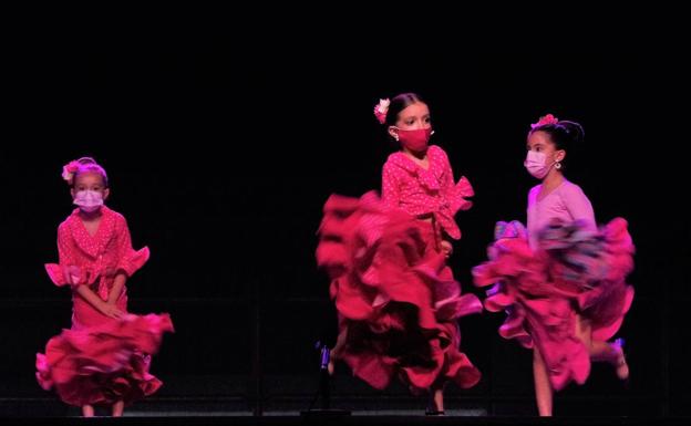 La actuación de las niñas de 6 a 8 años del grupo de sevillanas de Carmen 