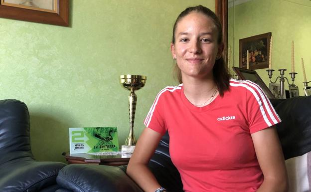 María Reyes junto a algunos de sus últimos trofeos 