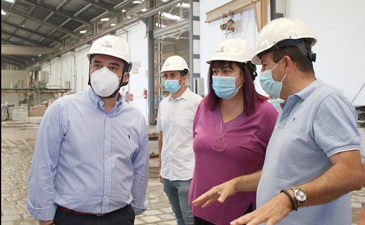La consejera y el alcalde visitan una cantera 