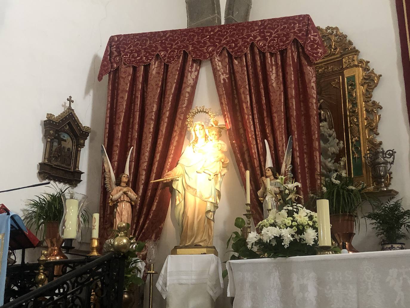 La Virgen permanece expuesta en el altar 