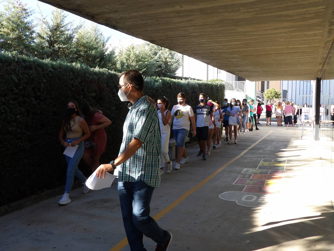El tutor acompaña a los alumnos al aula 
