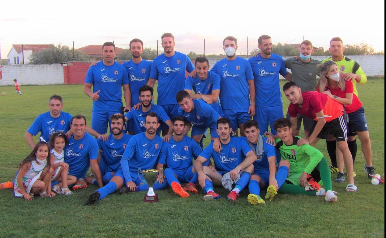 Foto de familia del equipo con la copa 