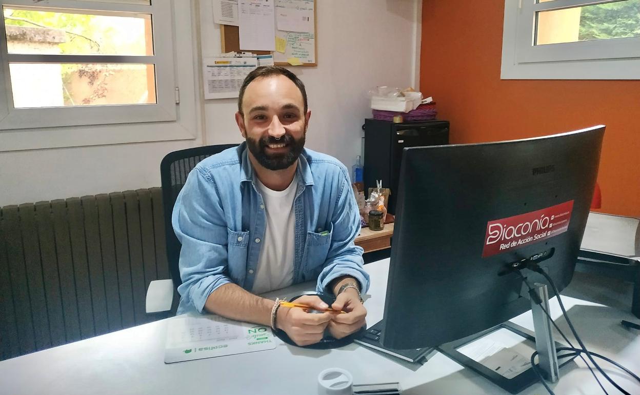 Alejandro en las oficinas de Diaconía España 