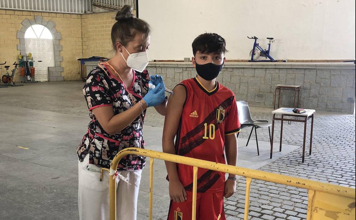 Un joven se vacuna en la carpa municipal 