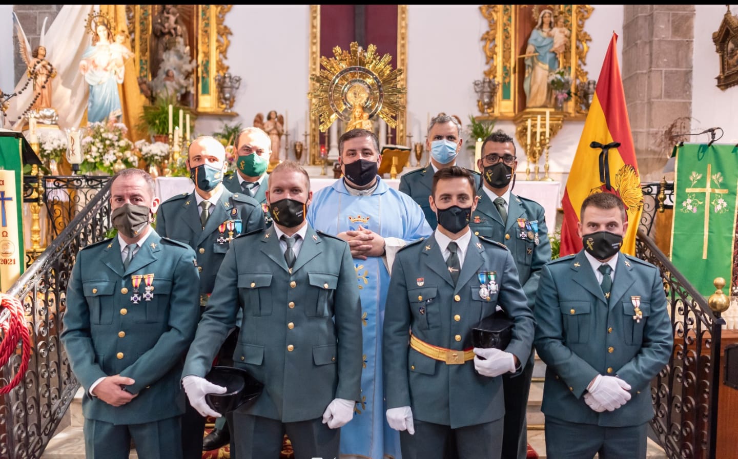 La Guardia Civil posó con el párroco en el altar 