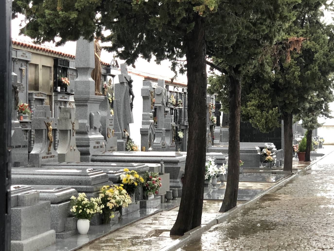 El cementerio preparado para 'Los Santos' en un puente pasado por agua