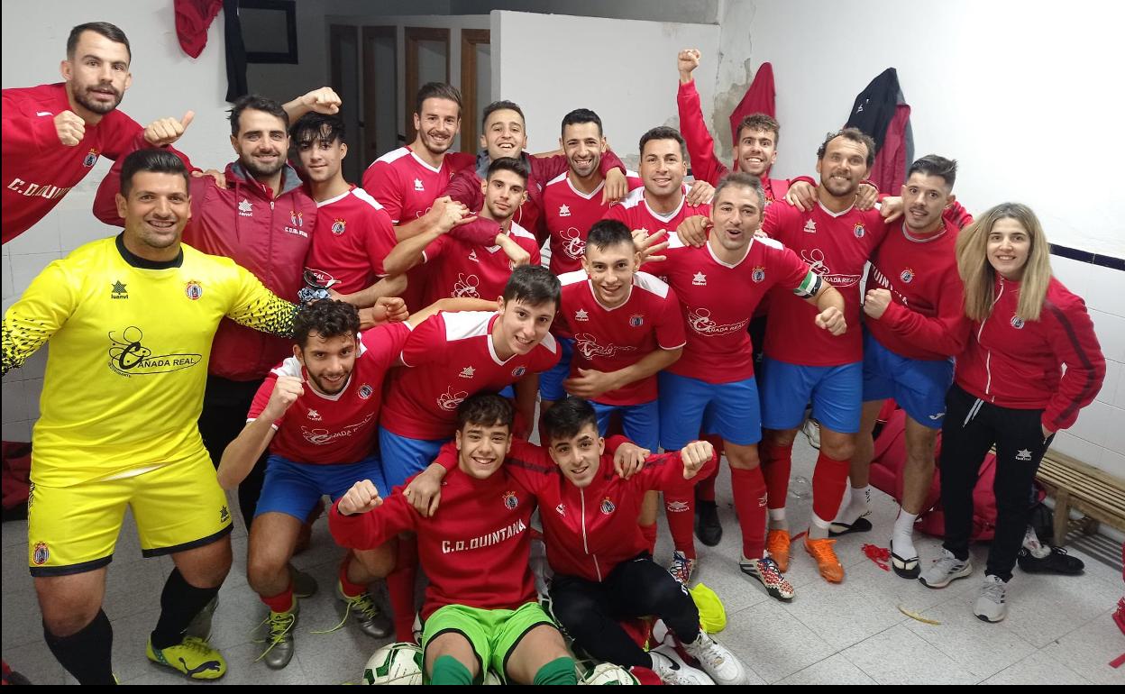 El equipo celebra en el vestuario la última victoria ante el Athletic Valle 