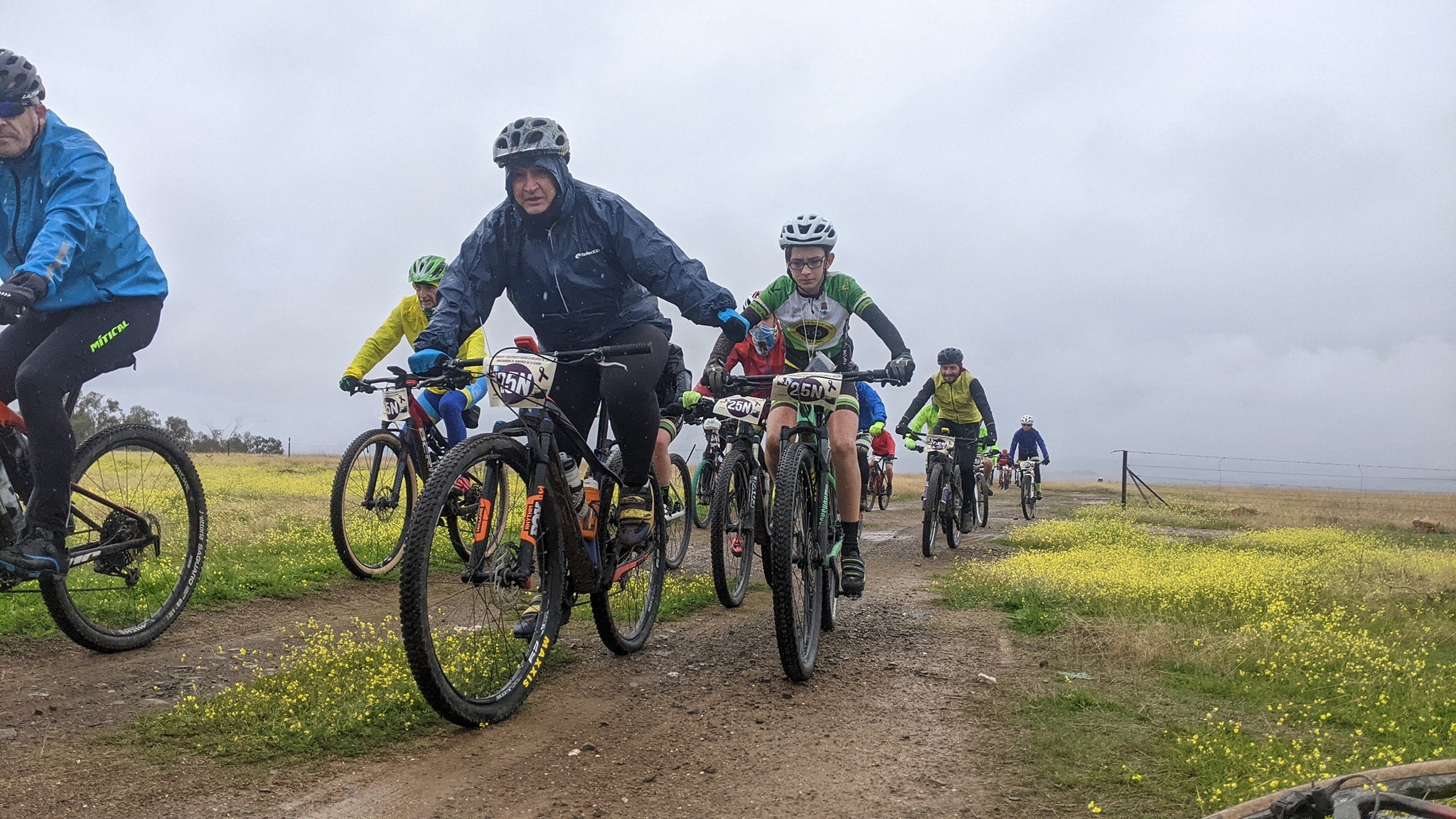Los participantes hicieron la ruta pese a la lluvia 