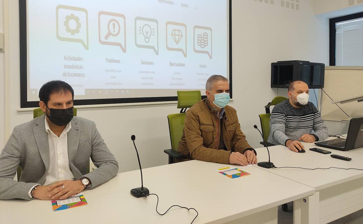 De izquierda a derecha, Cristian Maldonado, Elías López y Damián Pérez en la presentación 