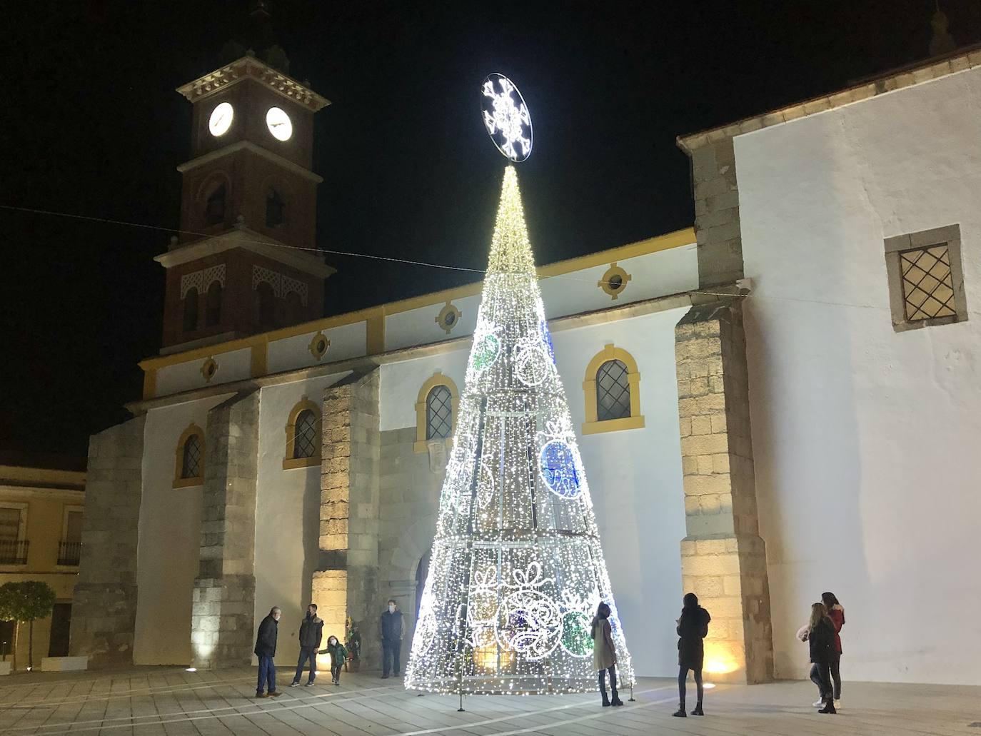 El árbol de Plaza de España con vecinos haciéndose fotos 