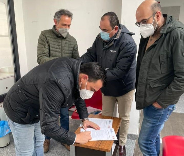 El alcalde, Raimundo Dávila, firma la recepción de la obra 