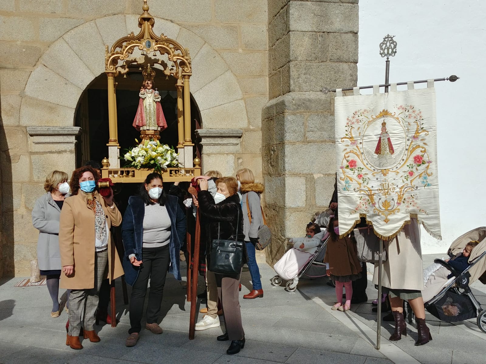 El Niño Jesús de Praga sale del templo, es la primera imagen que lo hace en dos años 