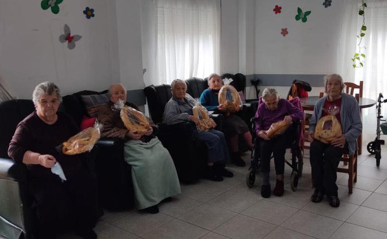 Usuarias de los pisos tutelados con sus rosquetes 