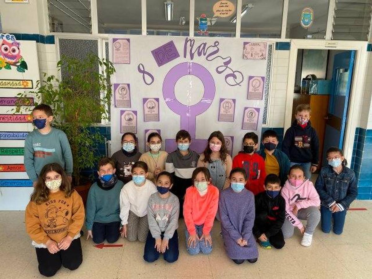 Fotos: Alumnos de todos los cursos del colegio trabajan por la igualdad en el 8 de marzo