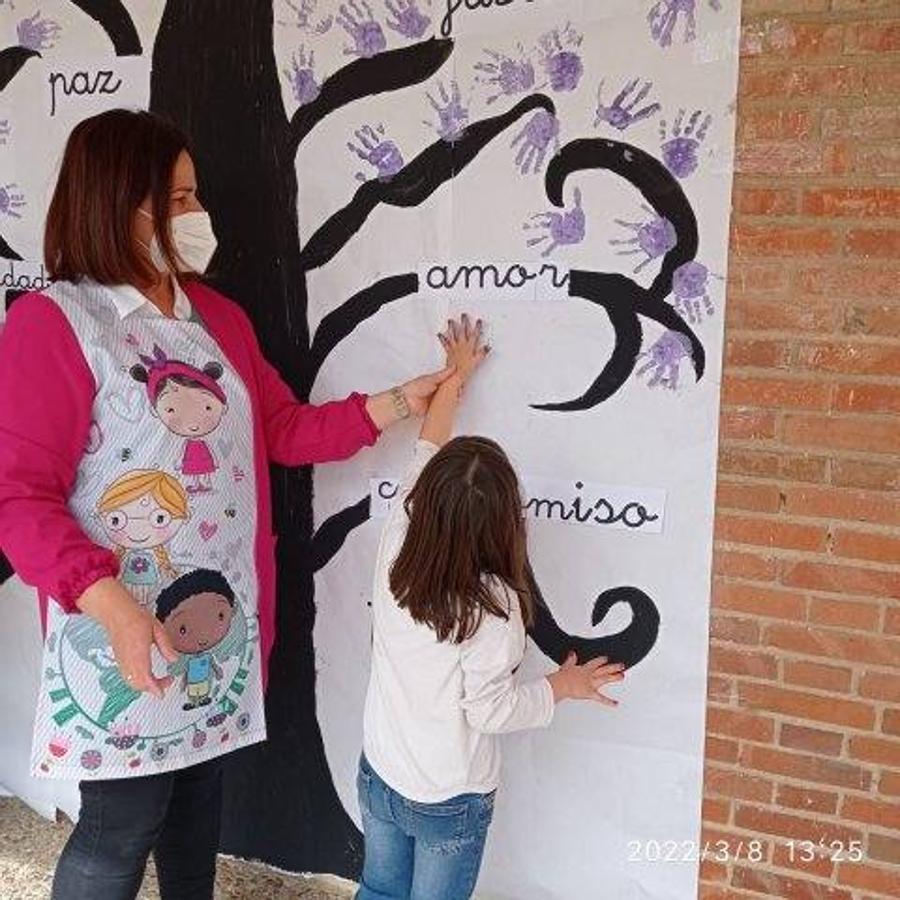 Fotos: Alumnos de todos los cursos del colegio trabajan por la igualdad en el 8 de marzo