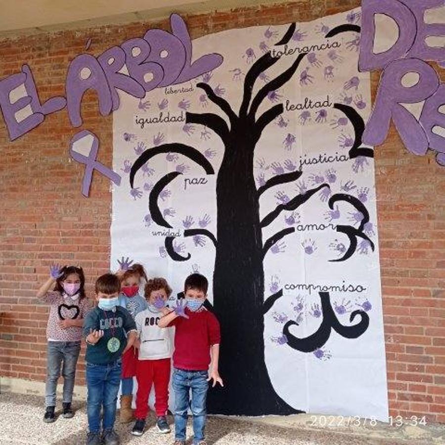 Fotos: Alumnos de todos los cursos del colegio trabajan por la igualdad en el 8 de marzo