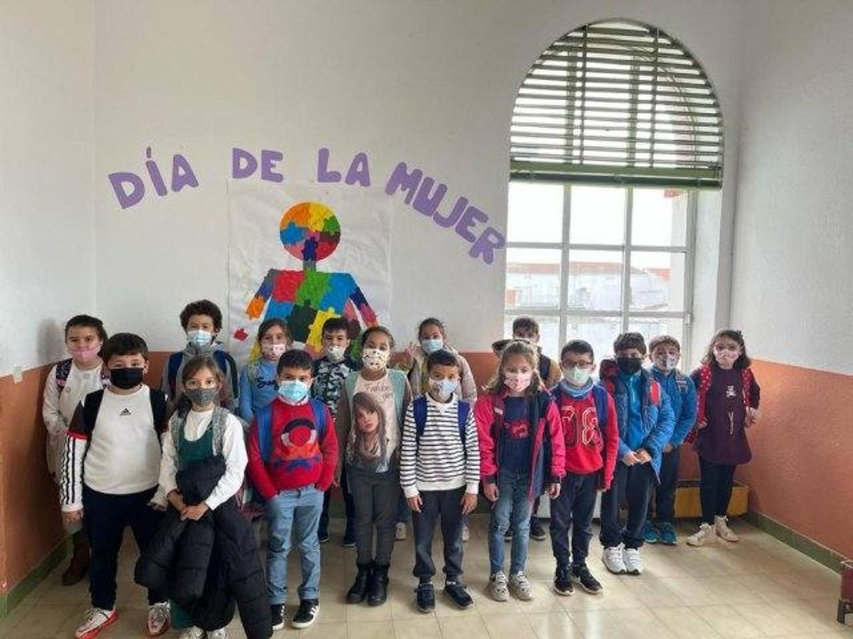 Fotos: Alumnos de todos los cursos del colegio trabajan por la igualdad en el 8 de marzo