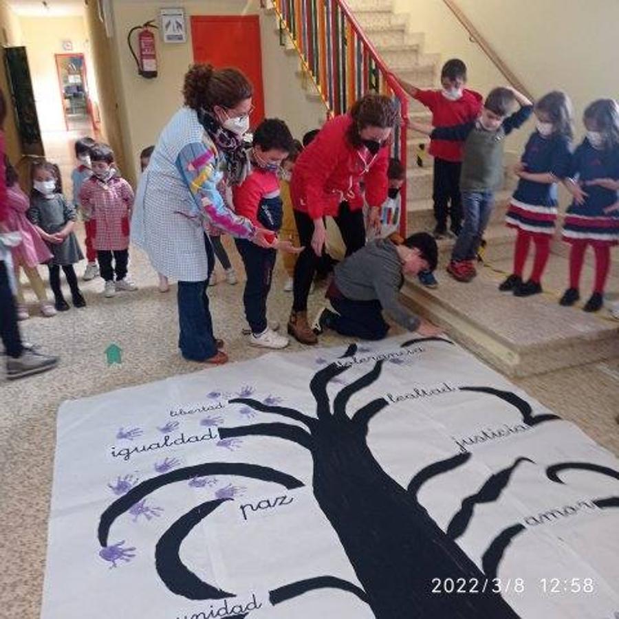 Fotos: Alumnos de todos los cursos del colegio trabajan por la igualdad en el 8 de marzo