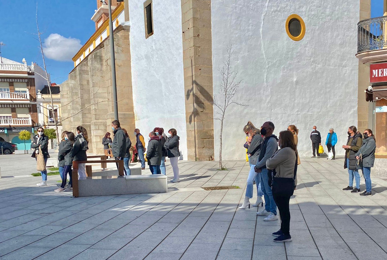 Más vecinos concentrados en la plaza de España 