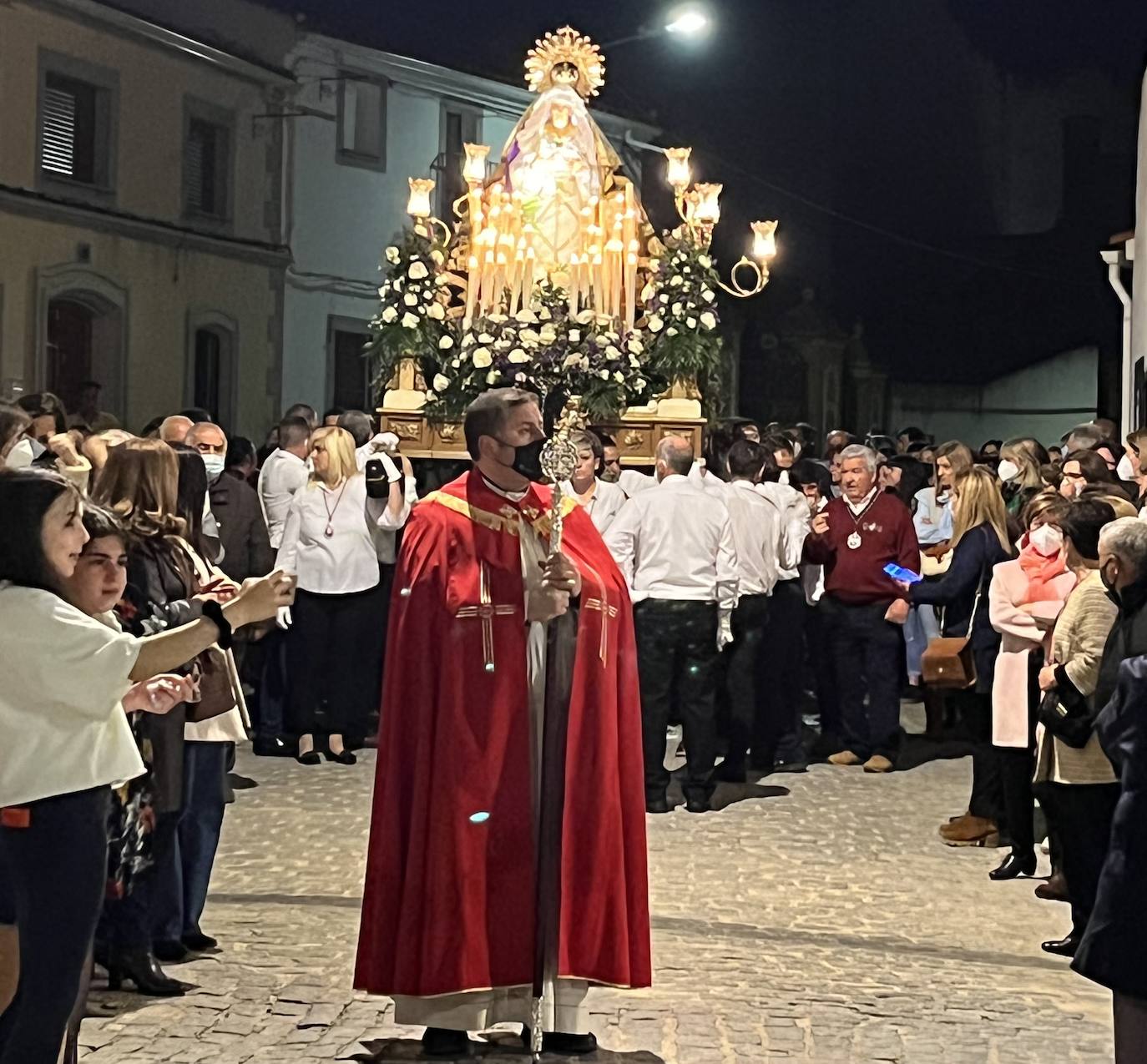'La Soledad' arropada por los vecinos llega a la plaza de Extremadura 