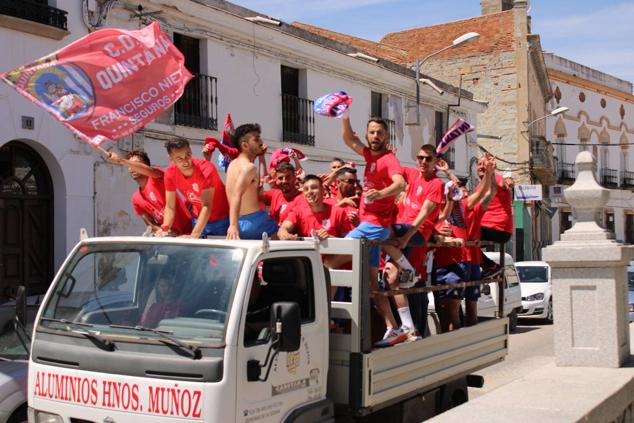 El equipo celebra el ascenso instantes después del pitido final 