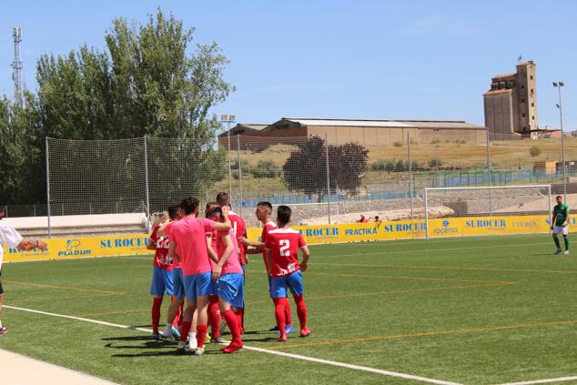 El equipo celebra el ascenso instantes después del pitido final 