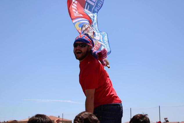 El equipo celebra el ascenso instantes después del pitido final 