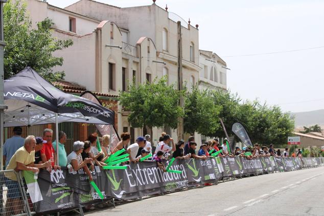 Fotos: Quintana se vuelca con los ciclistas de la Vuelta Extremadura