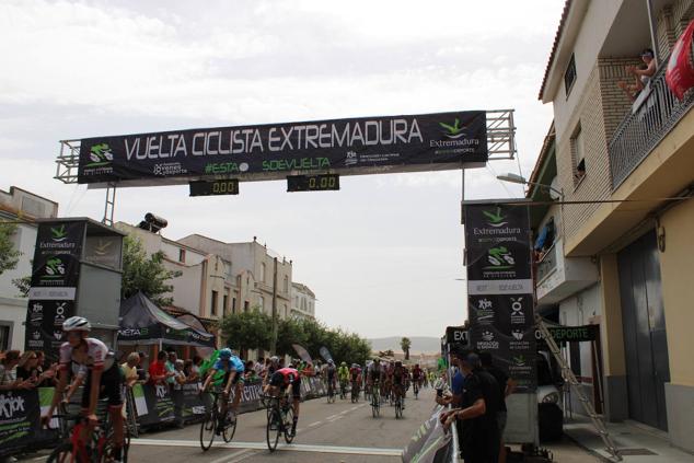 Fotos: Quintana se vuelca con los ciclistas de la Vuelta Extremadura