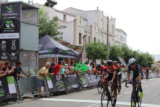 Fotos: Quintana se vuelca con los ciclistas de la Vuelta Extremadura