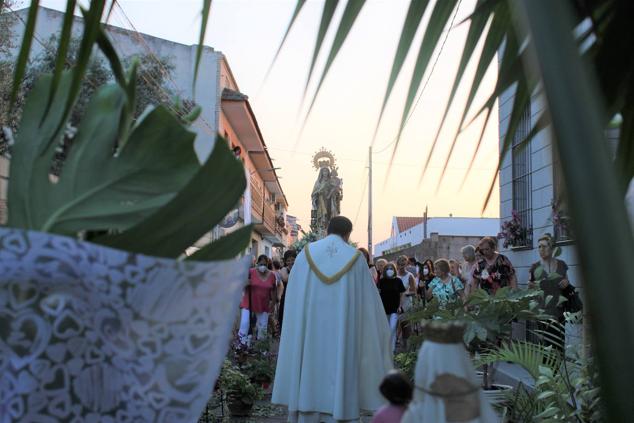 Fotos: Centenares de vecinos acompañaron a la Virgen del Carmen en su regreso al camino de Zalamea